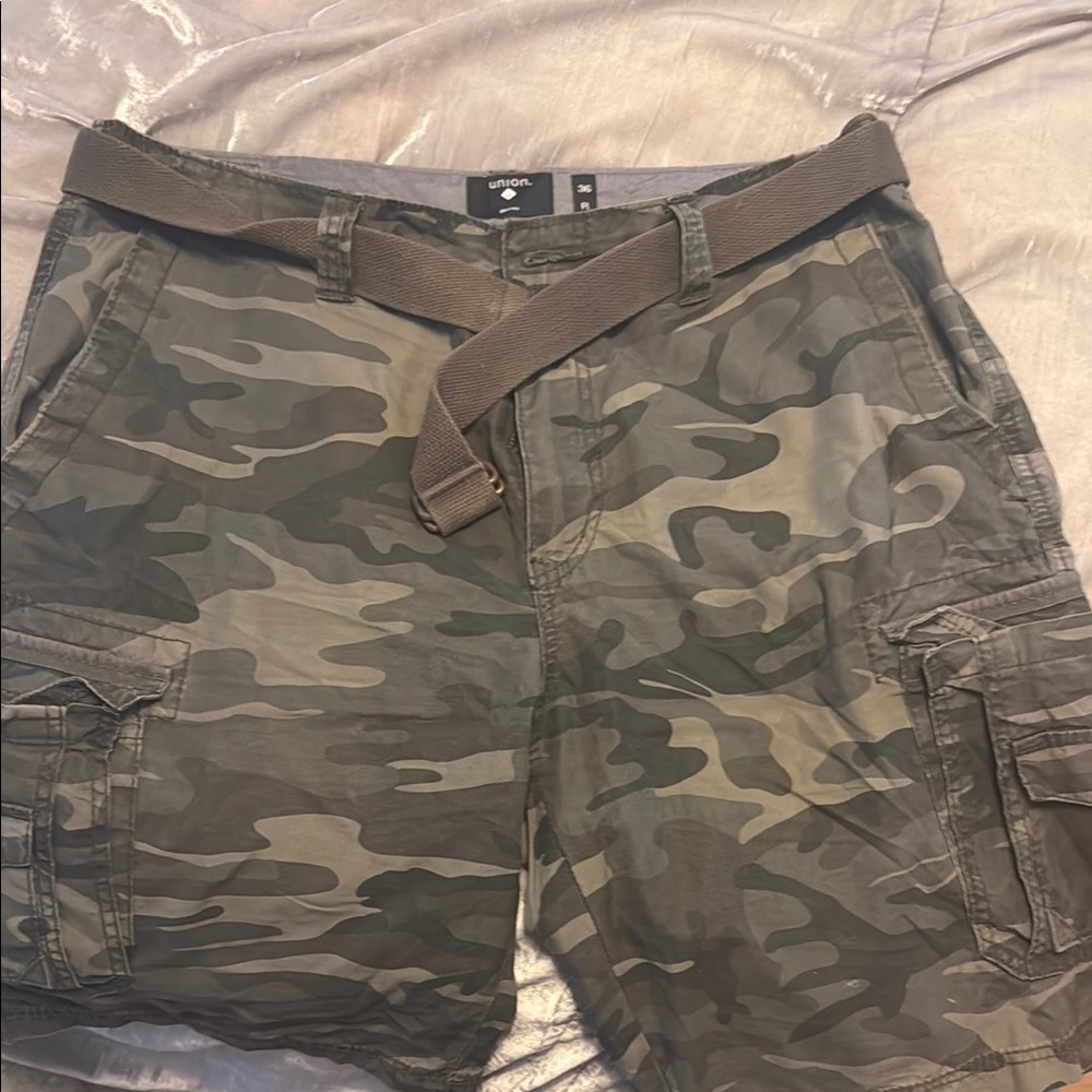 Ecko Unlimited Men's Green Camouflage Cargo Shorts W36